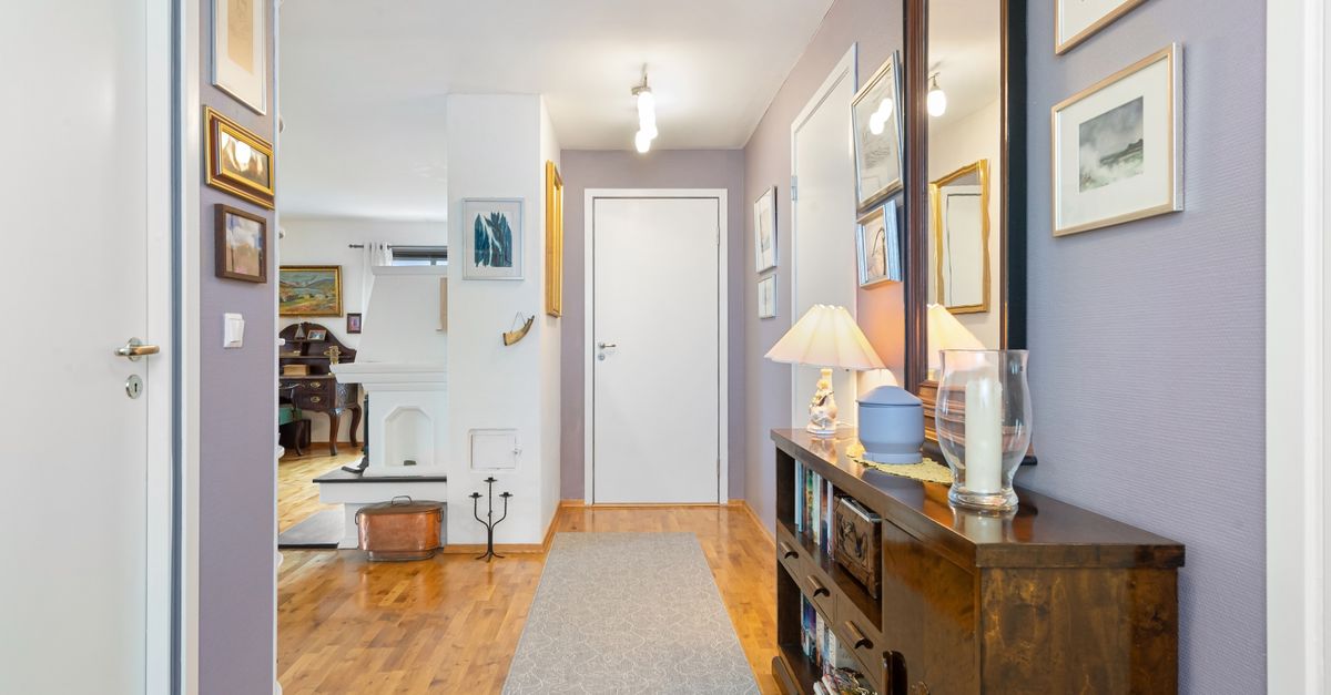 Rangement mural dans un couloir étroit : optimiser l'espace sans l'encombrer