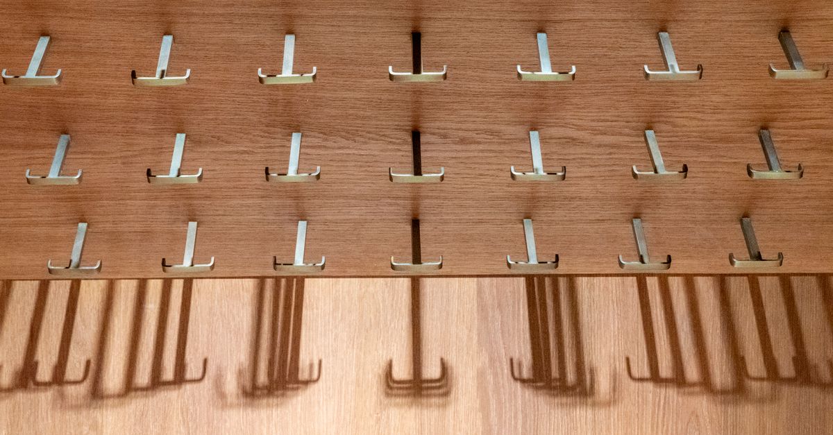Étagères et crochets au-dessus d'un radiateur : les installer sans risque pour le mur ni pour le chauffage