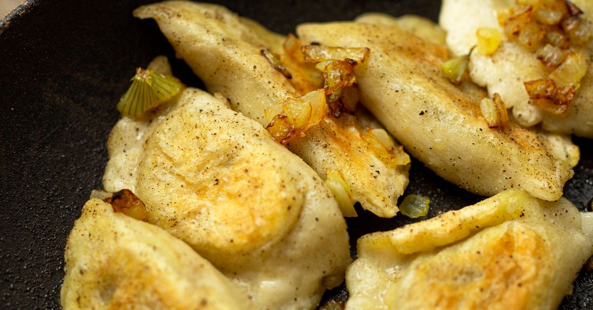 Des quenelles ou pâtes farcies dorées à la poêle avec des oignons caramélisés.