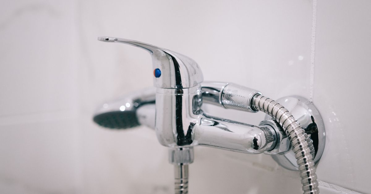 Détartrer un pommeau de douche sans le démonter : la méthode qui marche vraiment