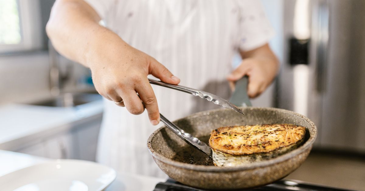 Peau de saumon croustillante à la poêle : ni accrochée, ni brûlée