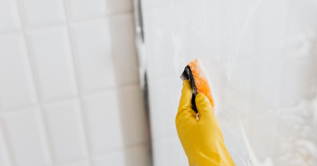 Taches de savon séché sur les carreaux de douche : les méthodes douces qui marchent vraiment