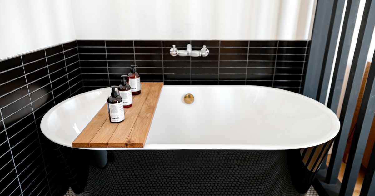 Étagères flottantes au-dessus de la baignoire : bien choisir et bien fixer