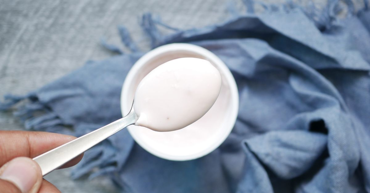 Yaourt nature entamé au réfrigérateur : éviter le petit-lait et la croûte en surface