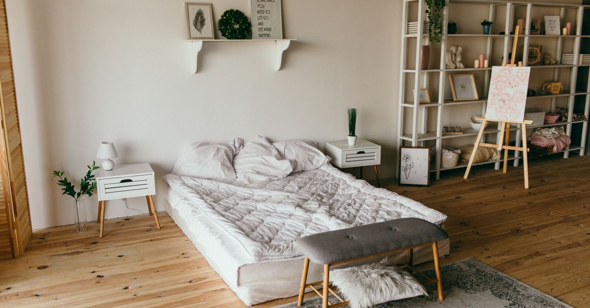 Rangement mural dans une chambre étroite : bien organiser sans surcharger l'espace
