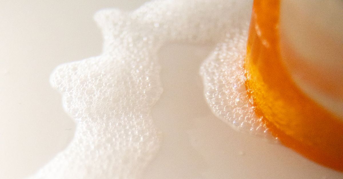 Dépôts de savon sur baignoire acrylique : la méthode douce qui évite les rayures