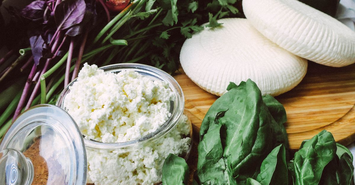 Comment conserver les restes de ricotta ouverte au réfrigérateur sans qu'elle ne se sépare ou ne sèche en surface ?