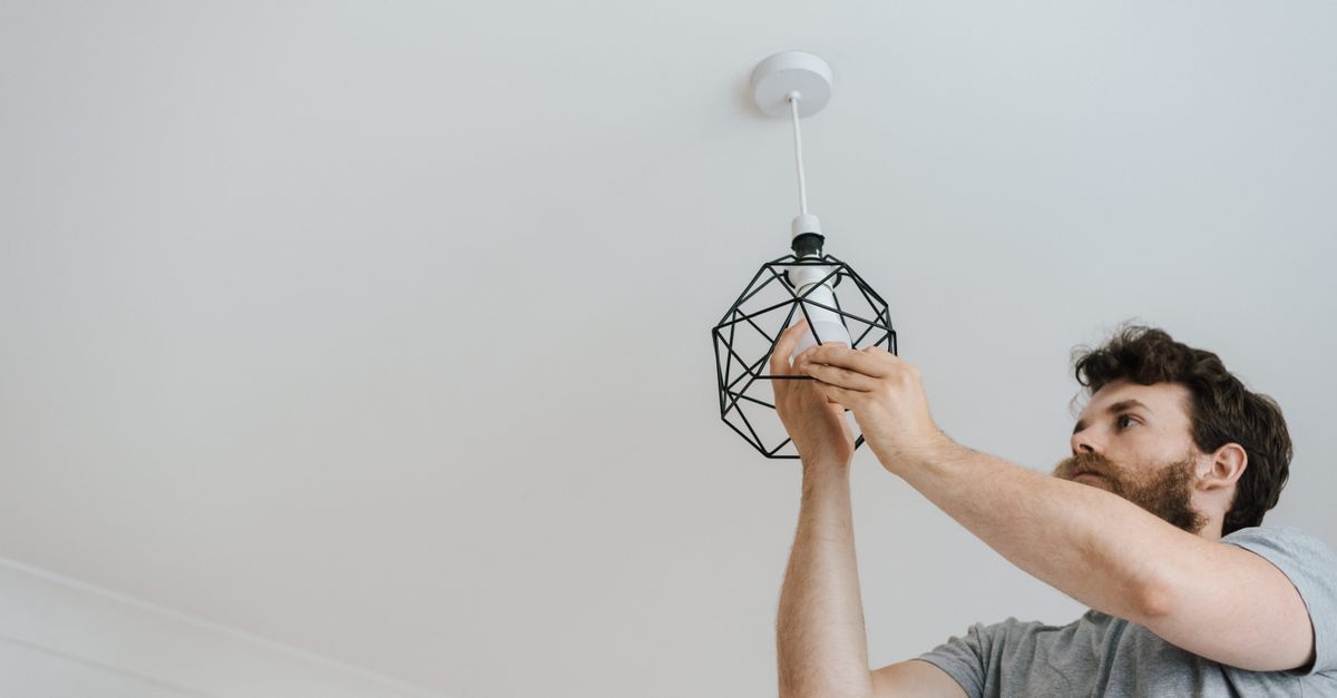 Installer des crochets de suspension au plafond sans endommager les poutres