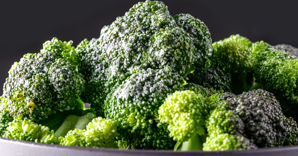 Gros plan sur des fleurons de brocoli vert vif recouverts de fines gouttelettes d'eau glacée.