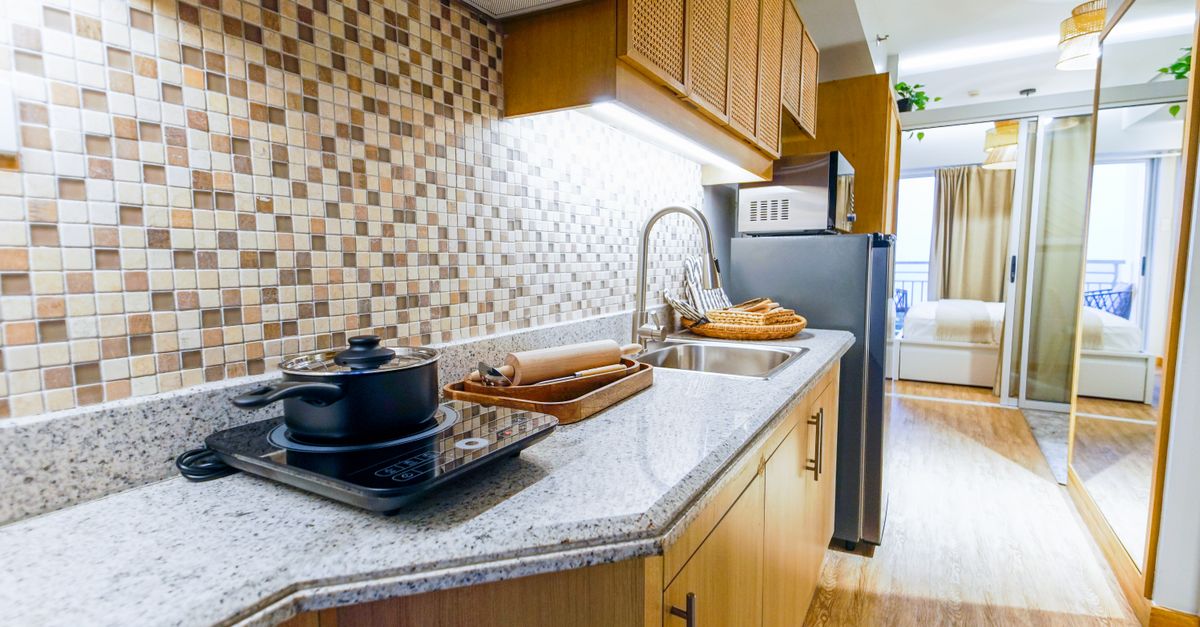 Une kitchenette tout électrique se conçoit sans gaz ni hotte grâce aux bons appareils compacts