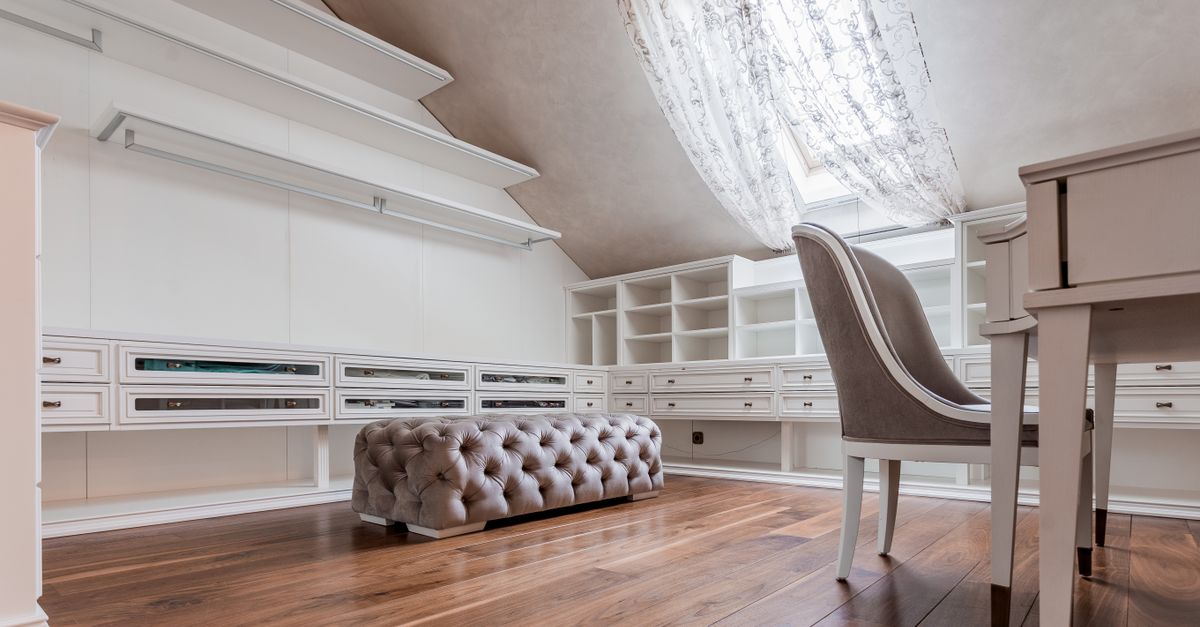 Comment organiser un petit grenier ou une chambre mansardée pour maximiser le rangement sans surcharger les zones basses ?