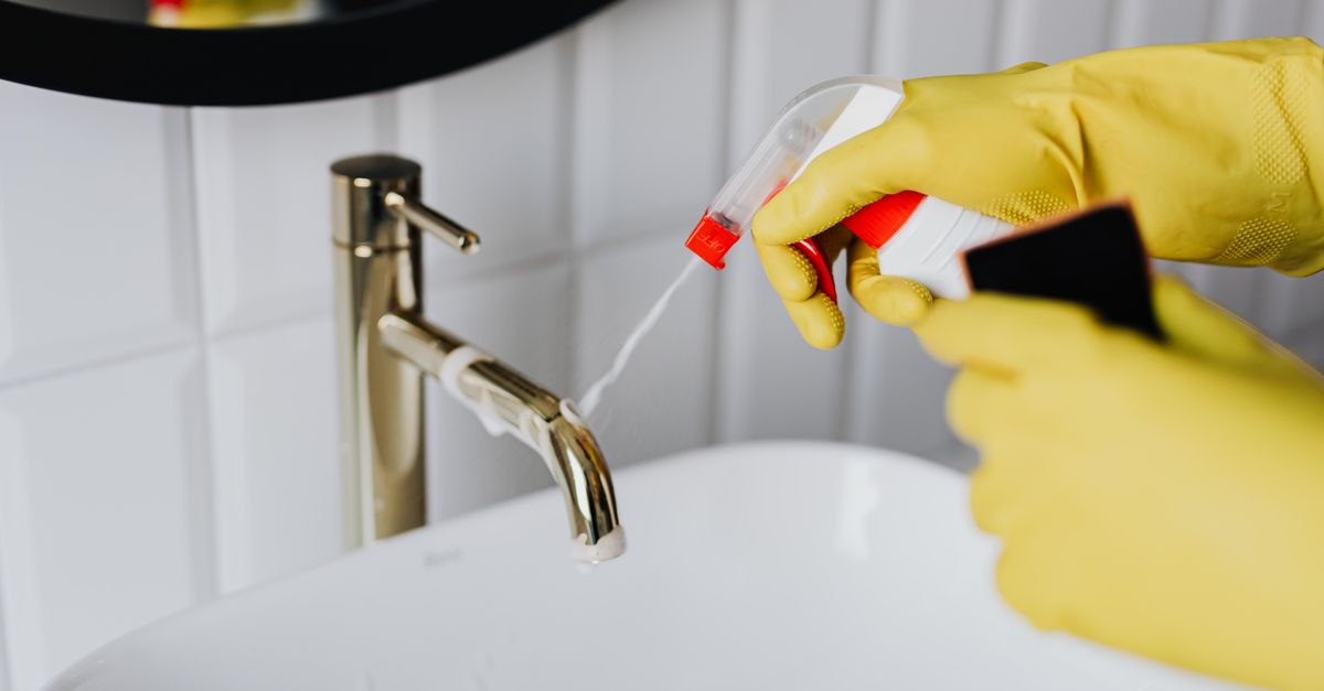 Enlever le calcaire séché sur les robinets chromés ou nickelés sans ternir ni rayer la finition