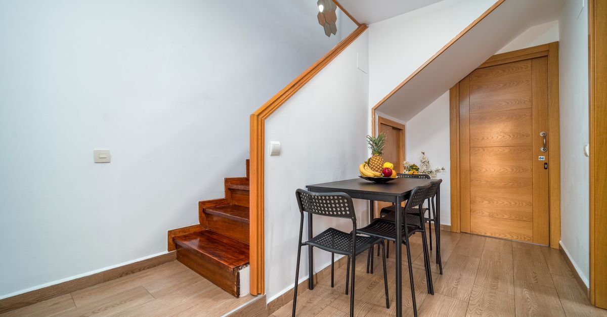 Comment aménager un recoin sous un escalier en cellier fonctionnel sans renforcer la structure ?