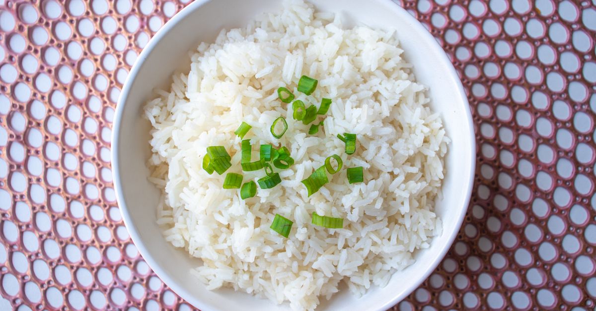 Comment conserver les restes de riz cuit au réfrigérateur sans qu'il ne durcisse ni ne sente mauvais ?