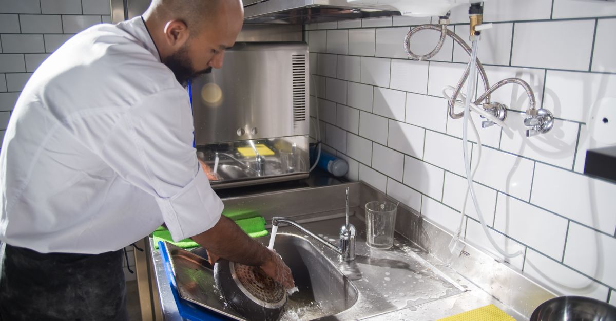 Décoller la graisse brûlée sans abîmer la poêle : les bons gestes selon le revêtement